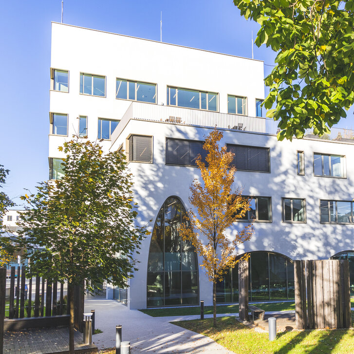 Lehr- und Forschungsgebäude Haus D im Frühling